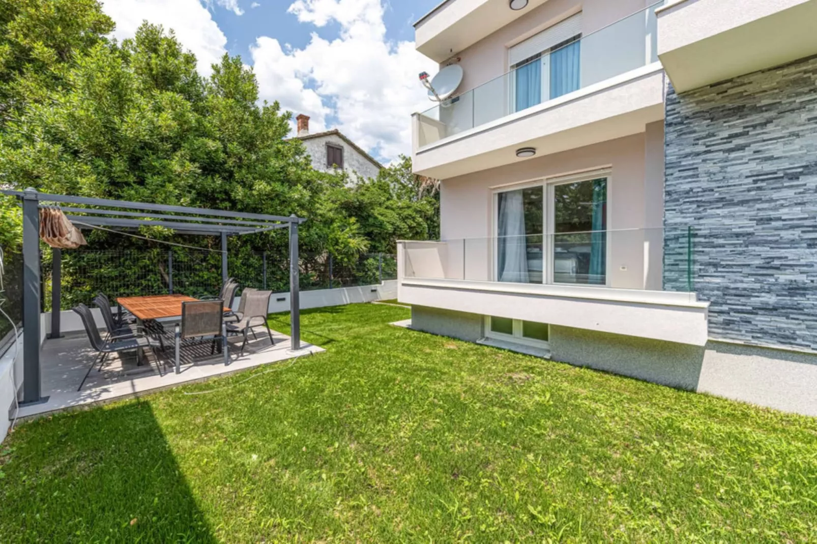 Expansive Retreat with Private Pool & BBQ, Near the Beach - Six Bedroom Villa - Im Freien