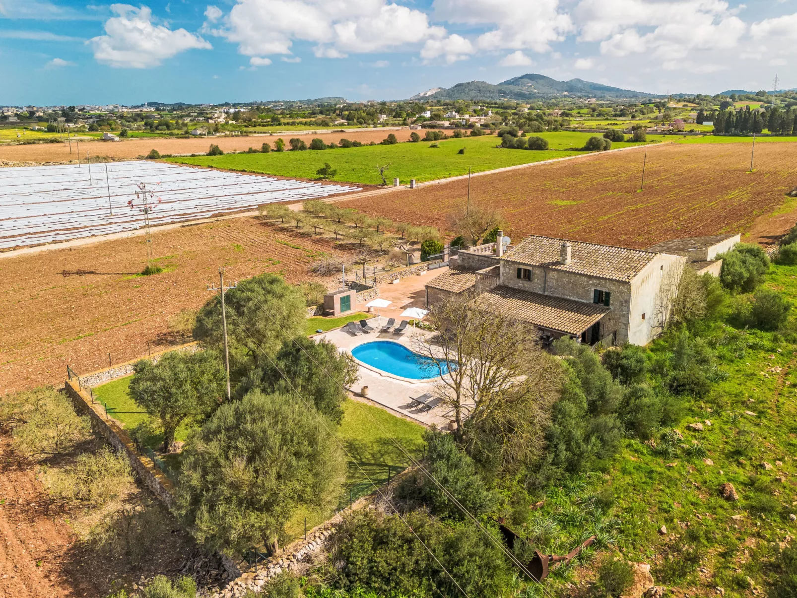 Son Peroti - Outside