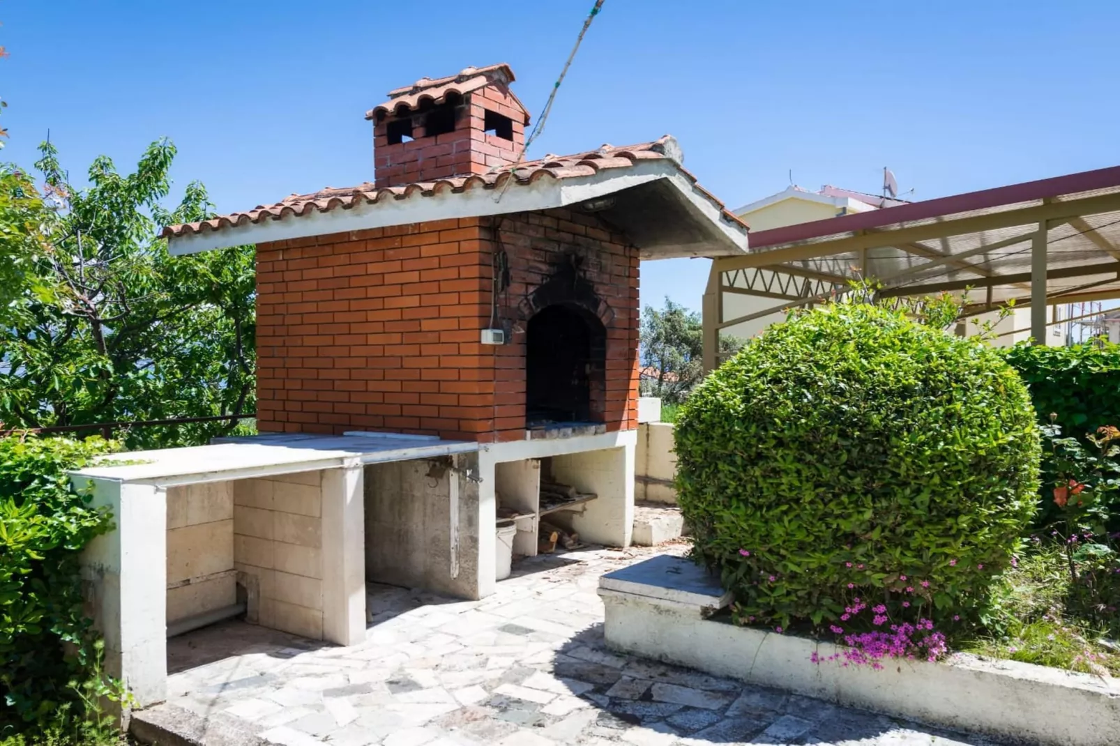 Seaside Getaway Holiday Home with Patio Slatine - Three Bedroom Holiday Home - Outdoor