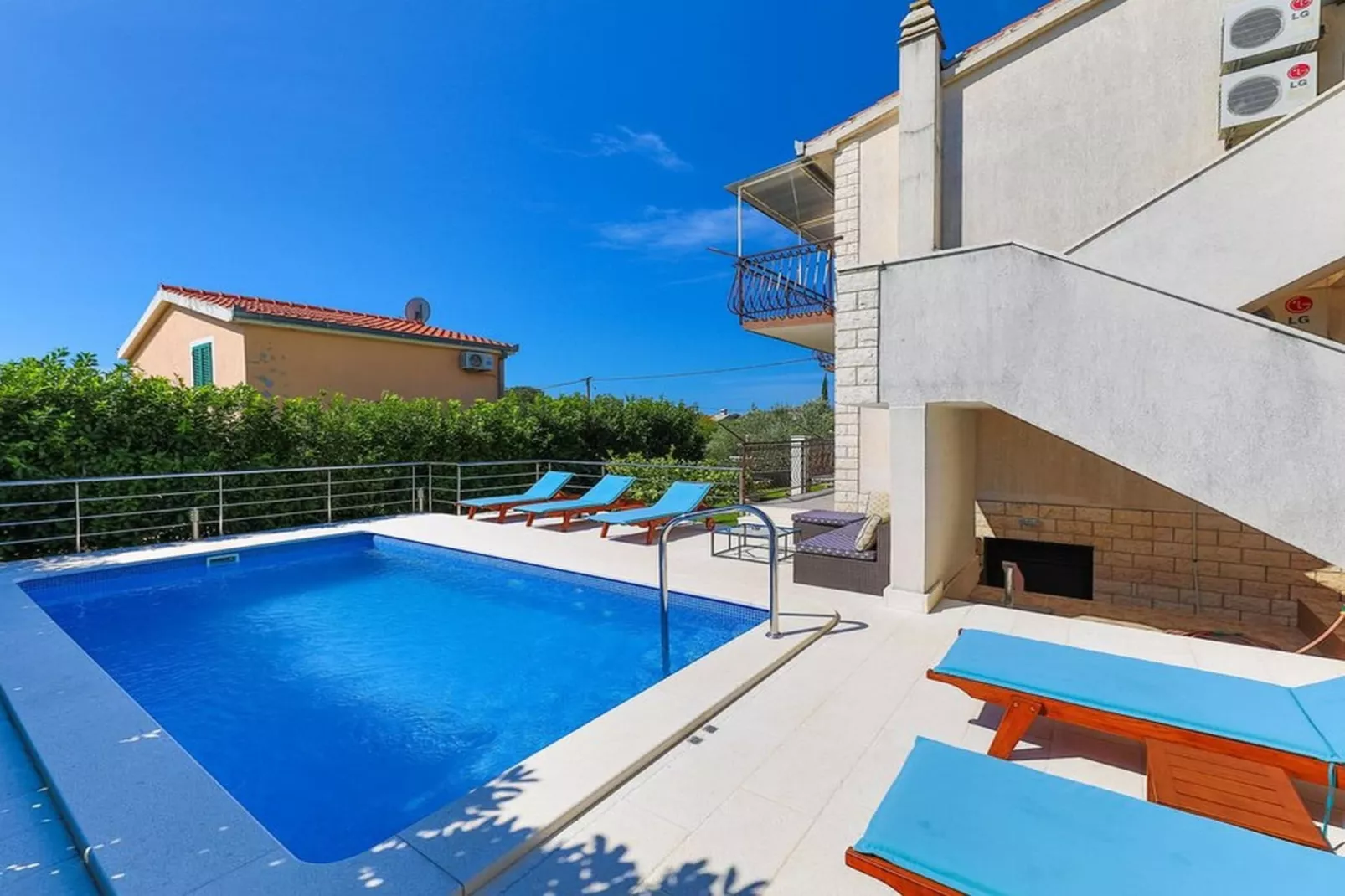 Relaxing Holiday Home with Pool, Fitness Area, and Entertainment Facilities - Six Bedroom Holiday Home - Schwimmbad