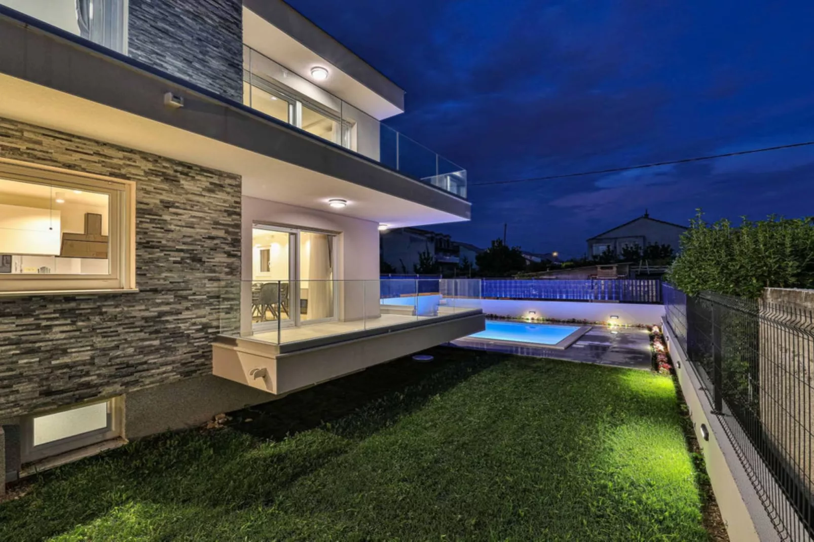 Expansive Retreat with Private Pool & BBQ, Near the Beach - Six Bedroom Villa - Im Freien