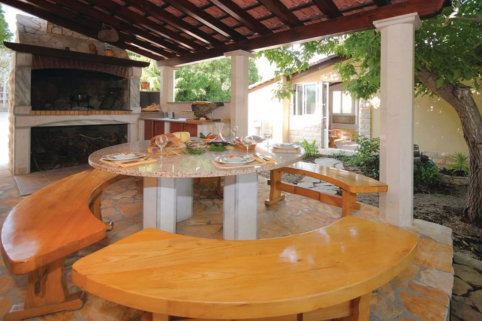 Picturesque Escape Holiday Home with Pool and Sauna - Four Bedroom Holiday Home with Sauna and Pool - Terrace
