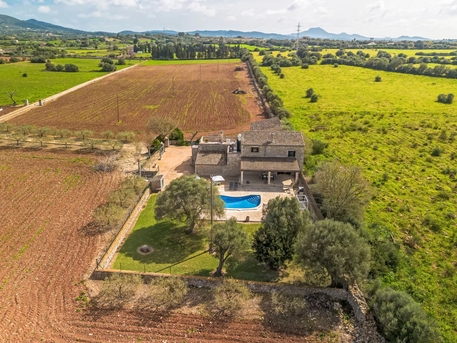 Son Peroti - Outside