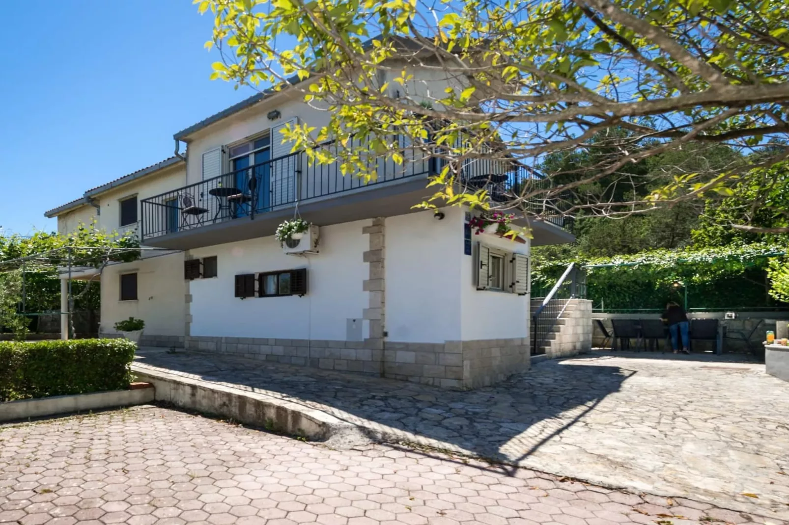 Seaside Getaway Holiday Home with Patio Slatine - Three Bedroom Holiday Home - Outdoor