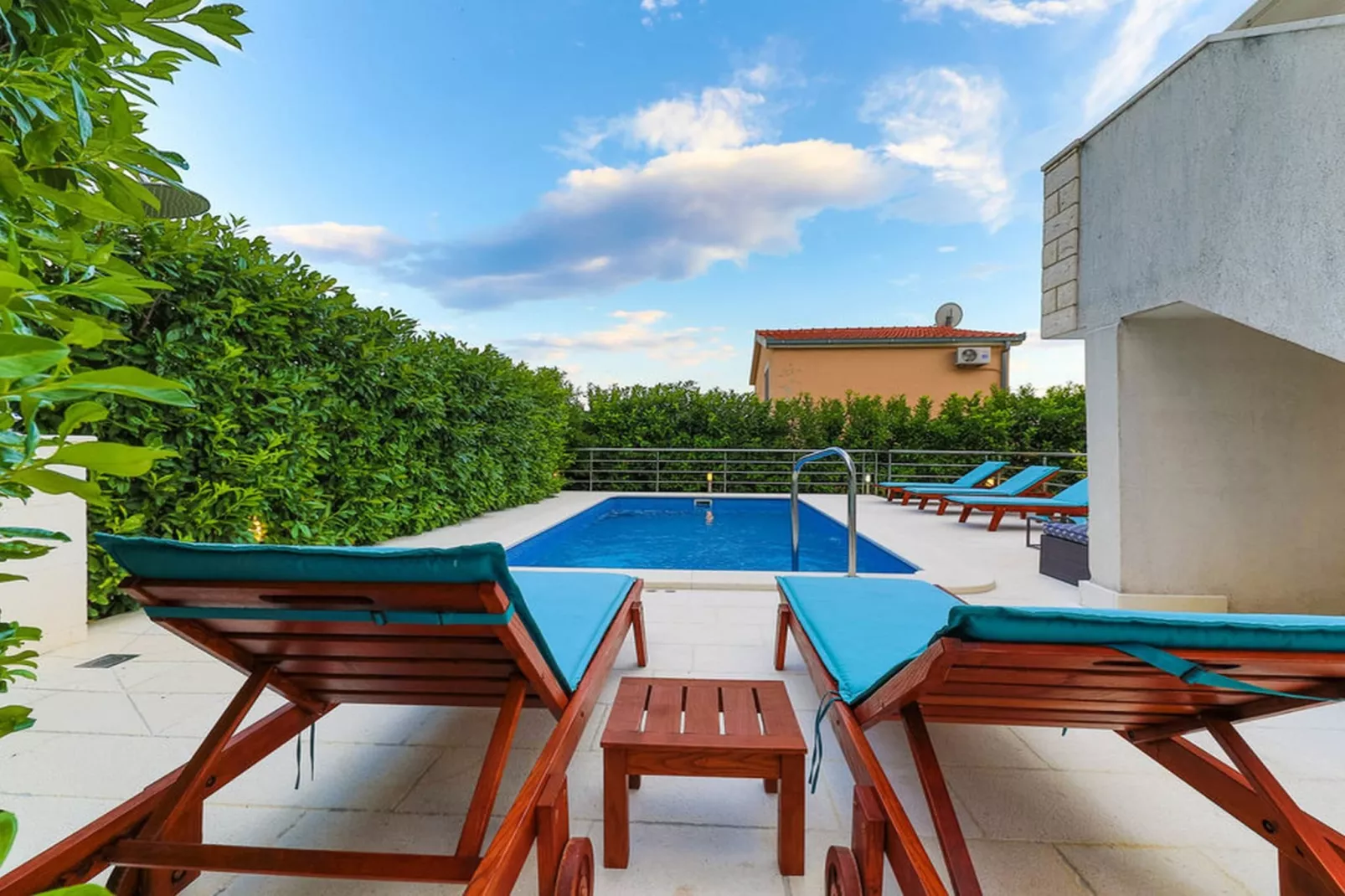Relaxing Holiday Home with Pool, Fitness Area, and Entertainment Facilities - Six Bedroom Holiday Home - Schwimmbad