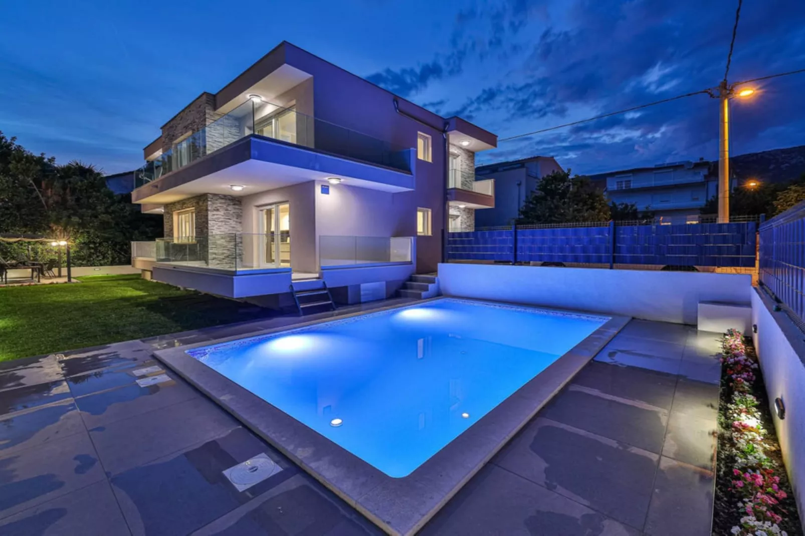 Expansive Retreat with Private Pool & BBQ, Near the Beach - Six Bedroom Villa - Schwimmbad