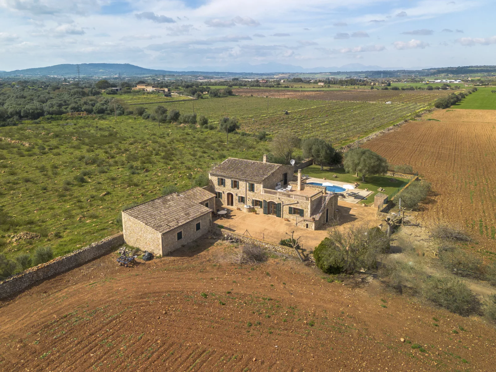 Son Peroti - Outside