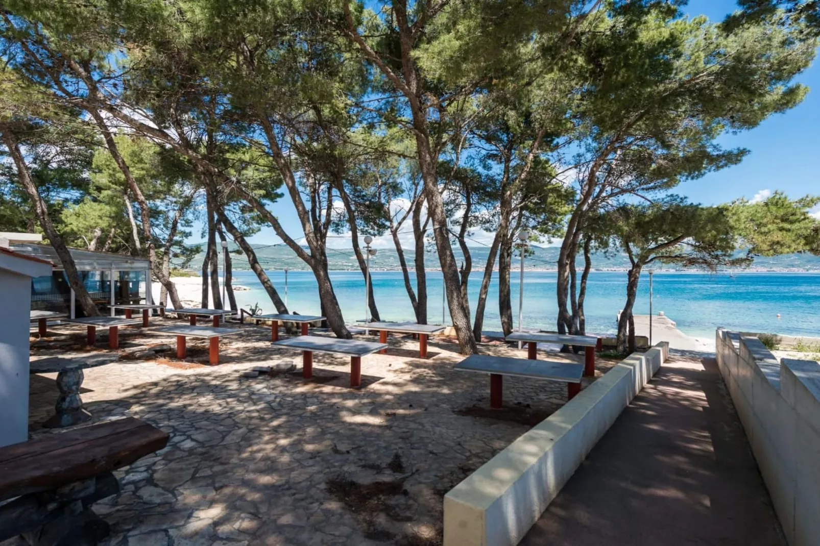 Seaside Getaway Holiday Home with Patio Slatine - Three Bedroom Holiday Home - Outdoor