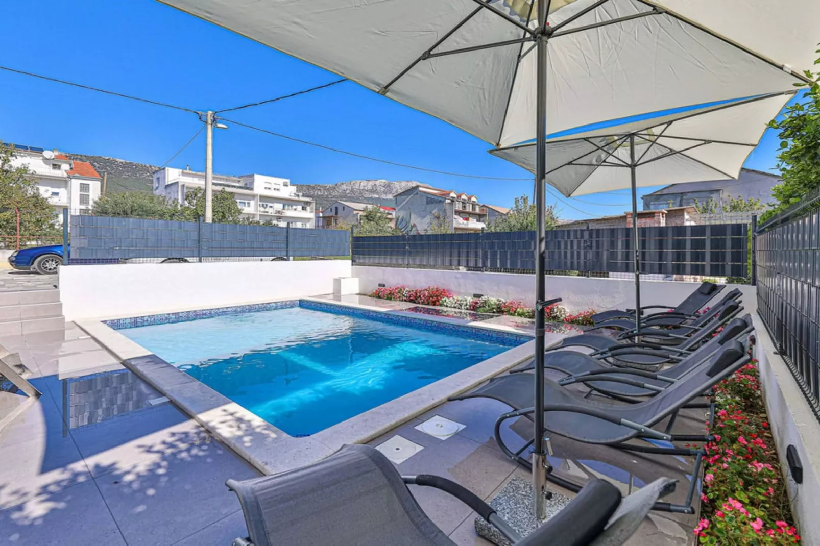 Expansive Retreat with Private Pool & BBQ, Near the Beach - Six Bedroom Villa - Schwimmbad