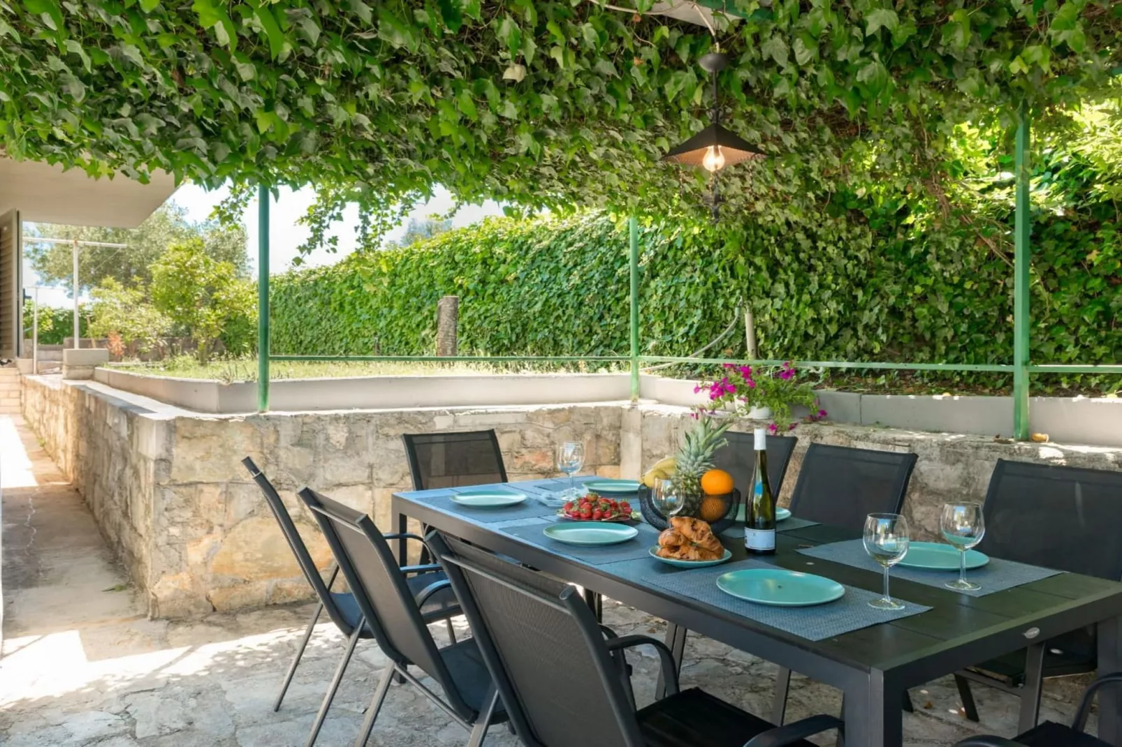 Seaside Getaway Holiday Home with Patio Slatine - Three Bedroom Holiday Home - Indoor