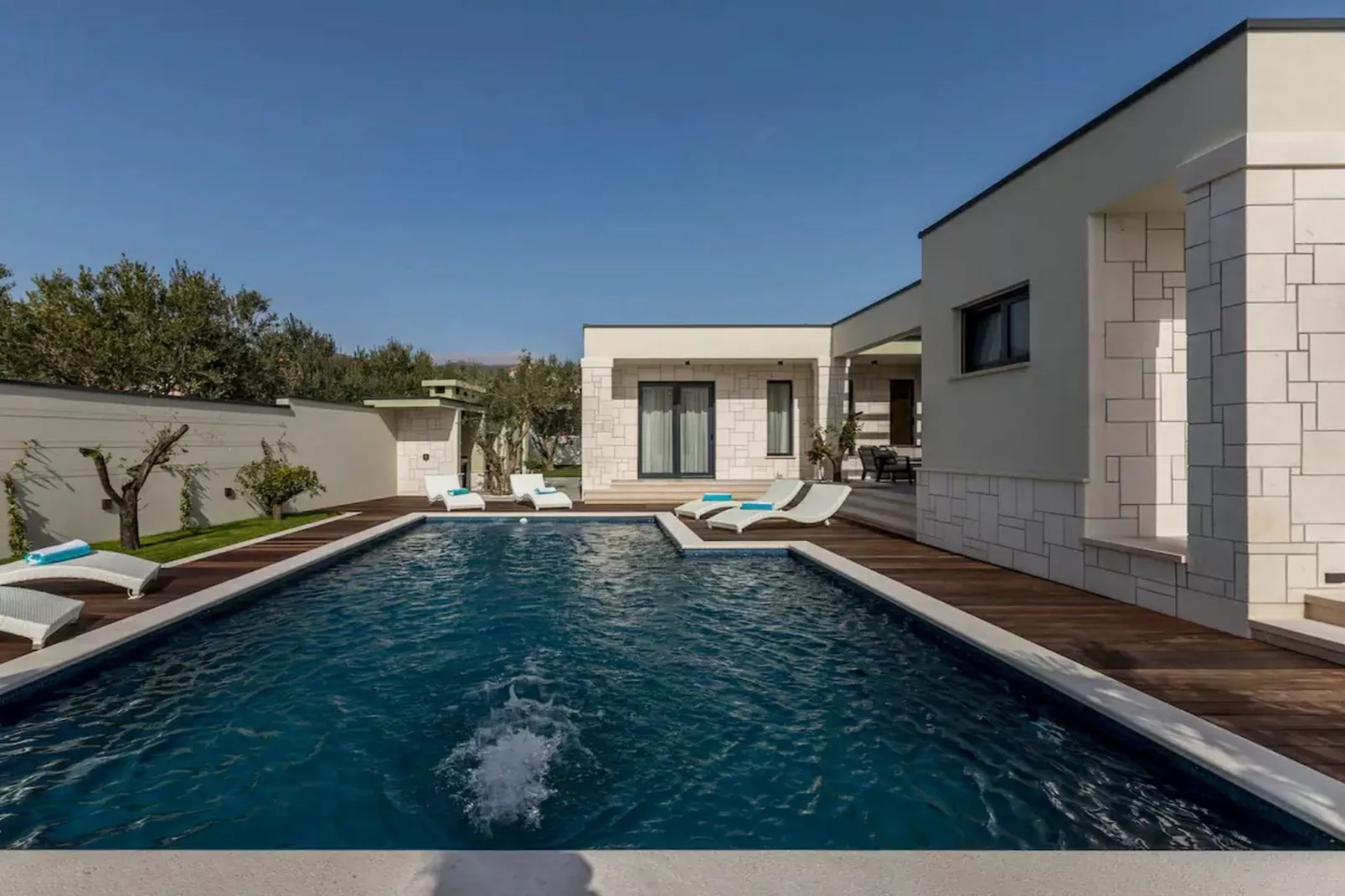 Sophisticated Oasis Residence Villa with Pool - Three Bedroom Villa with Pool - Schwimmbad