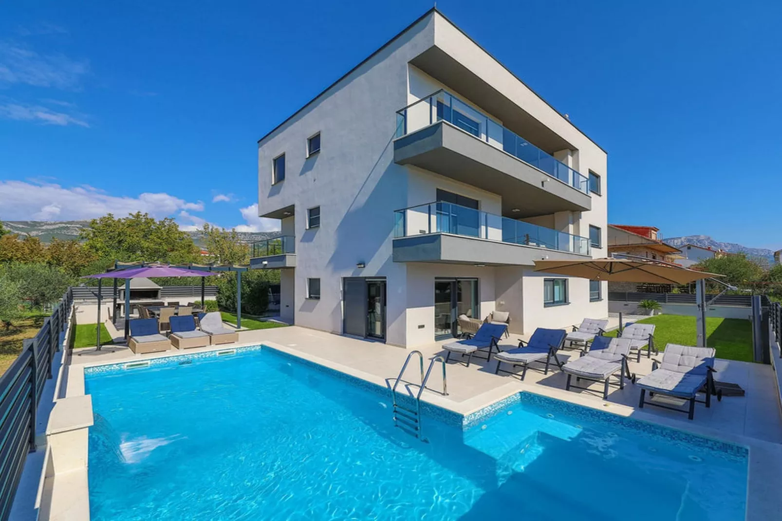 Modern Kastel Villa with Private Pool, Gym, and Large Outdoor Space - Eight Bedroom Villa - Schwimmbad