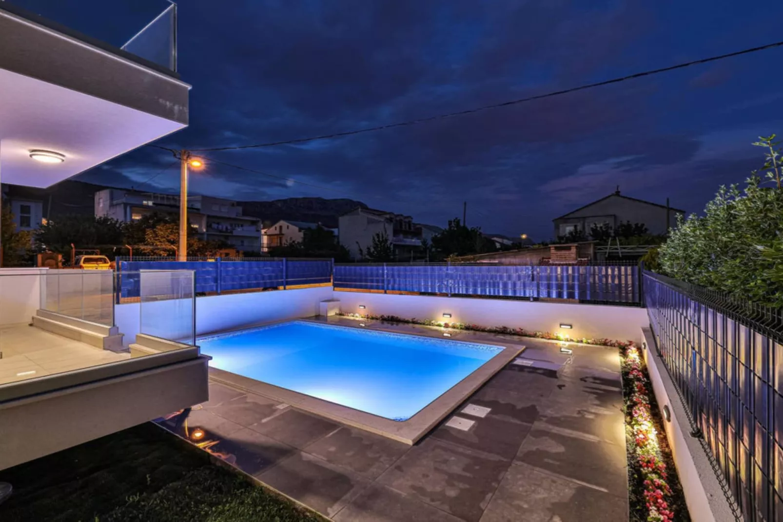 Expansive Retreat with Private Pool & BBQ, Near the Beach - Six Bedroom Villa - Schwimmbad