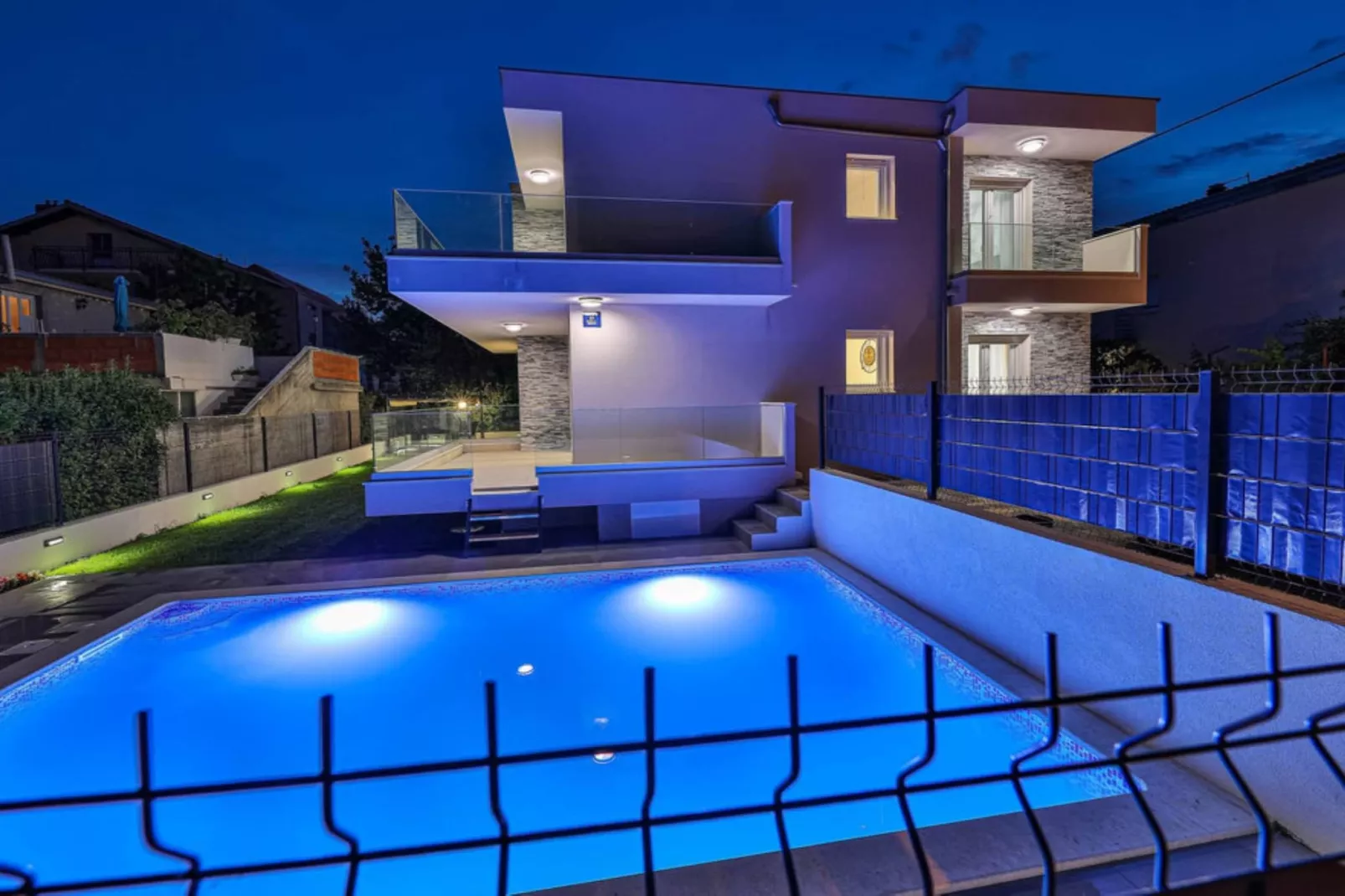 Expansive Retreat with Private Pool & BBQ, Near the Beach - Six Bedroom Villa - Schwimmbad