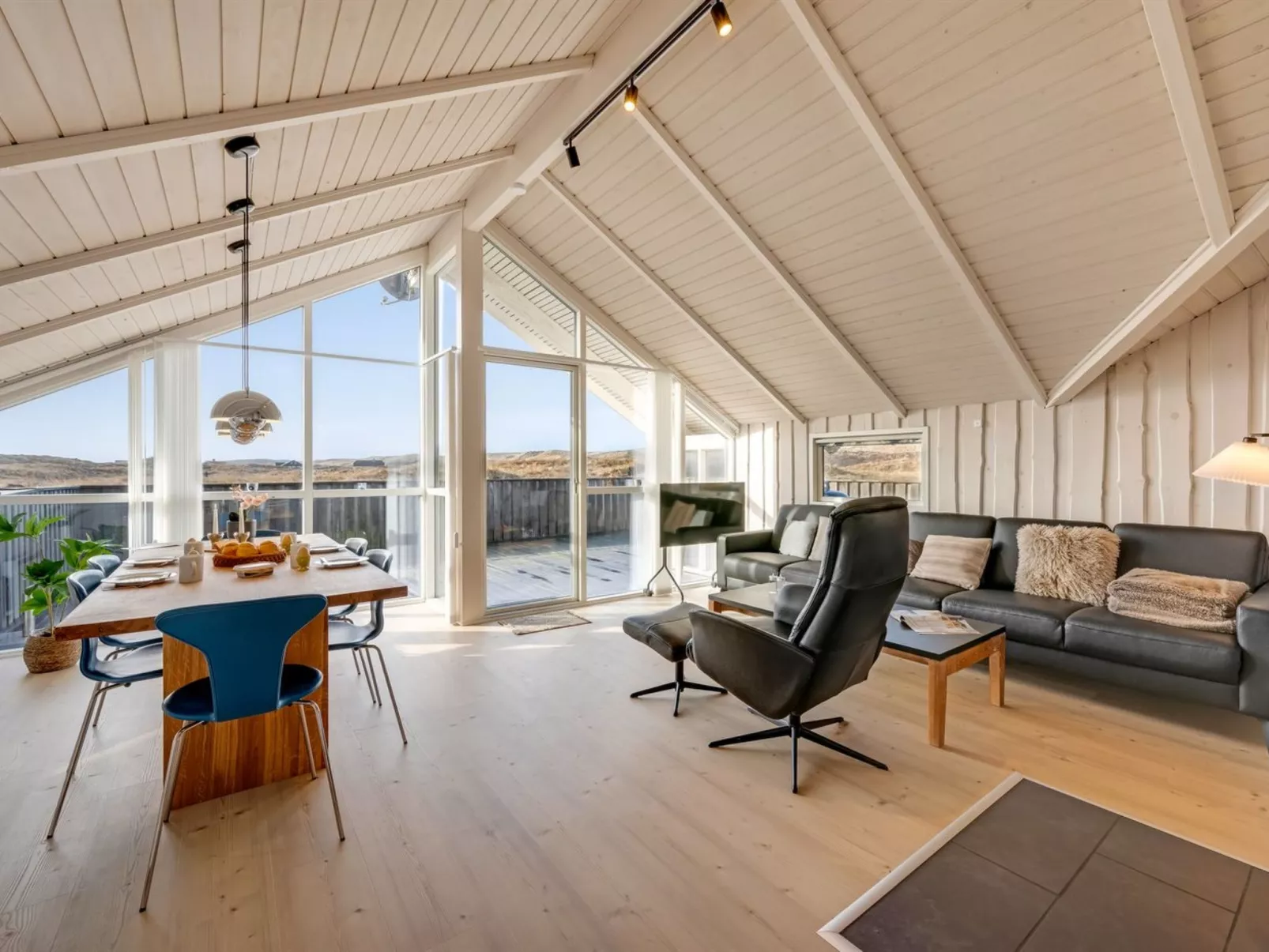 "Velena" -  from the sea - Dedans