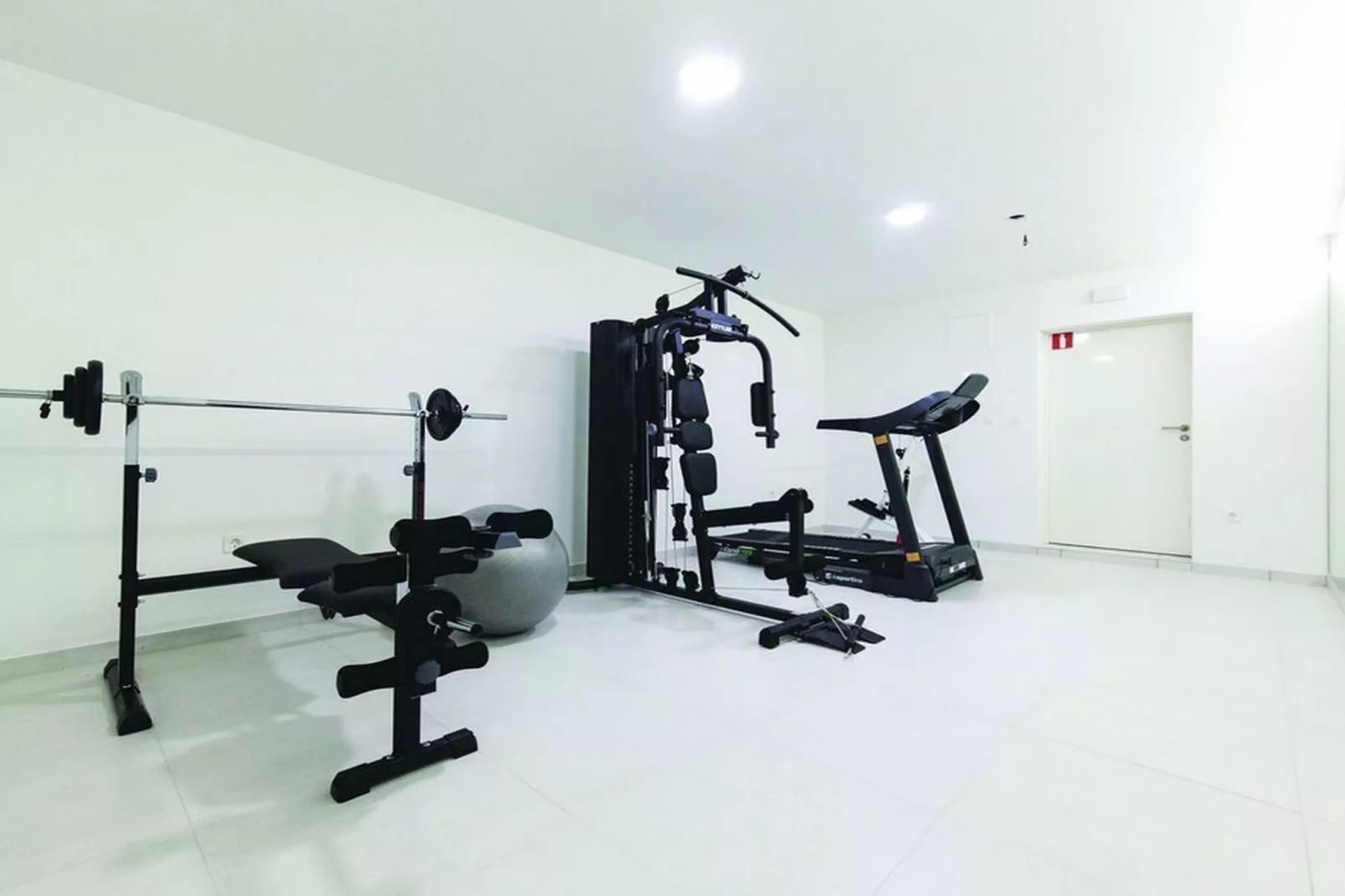 Modern Kastel Villa with Private Pool, Gym, and Large Outdoor Space - Eight Bedroom Villa - Fitnessraum