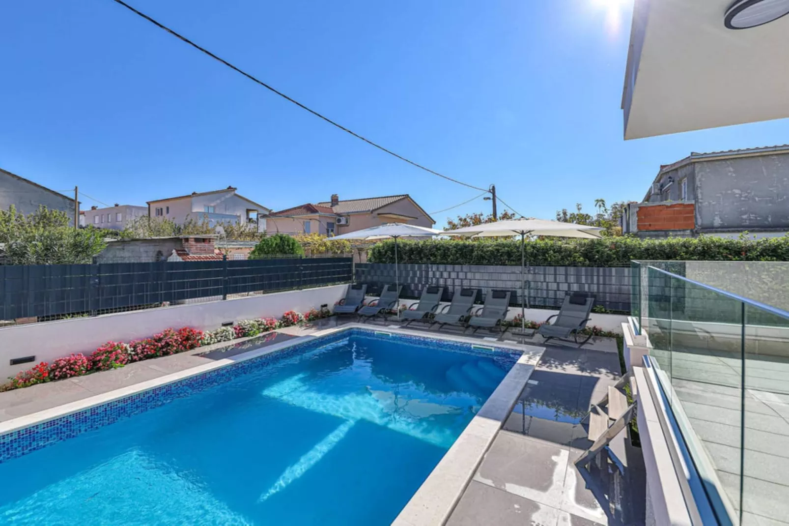 Expansive Retreat with Private Pool & BBQ, Near the Beach - Six Bedroom Villa - Schwimmbad