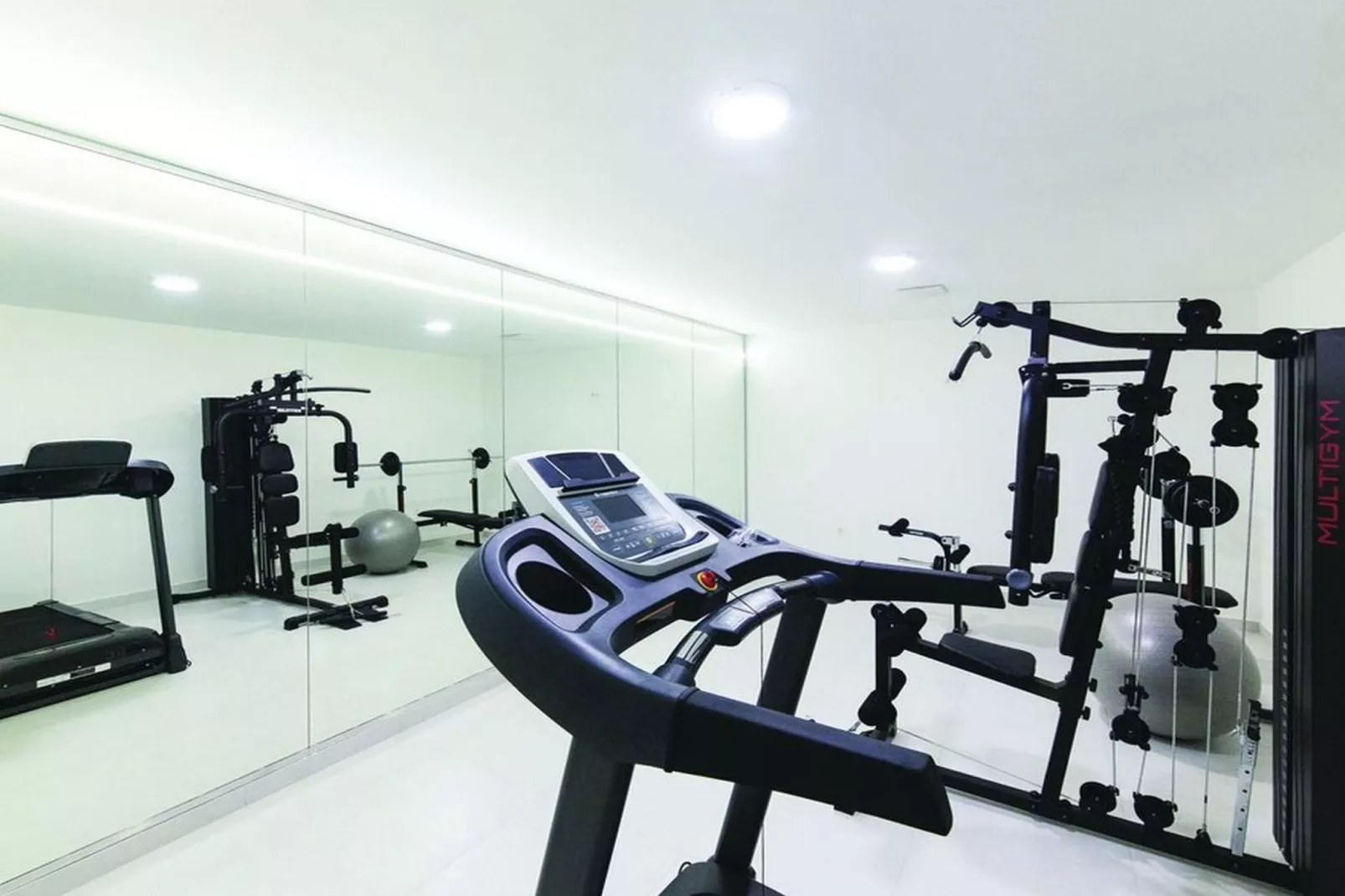 Modern Kastel Villa with Private Pool, Gym, and Large Outdoor Space - Eight Bedroom Villa - Fitnessraum