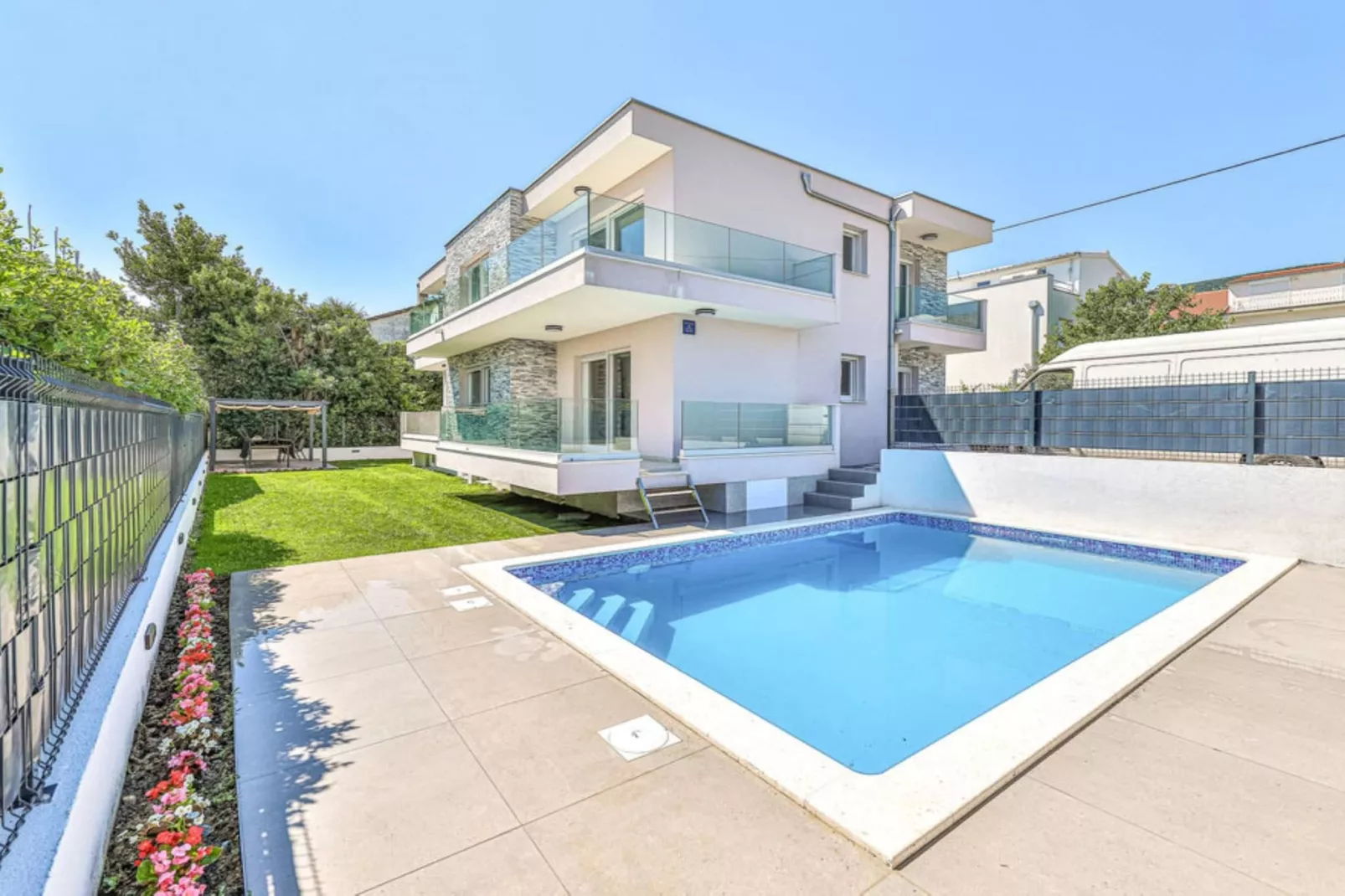 Expansive Retreat with Private Pool & BBQ, Near the Beach - Six Bedroom Villa - Schwimmbad