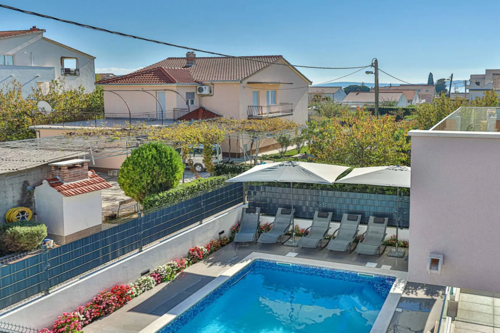 Expansive Retreat with Private Pool & BBQ, Near the Beach - Six Bedroom Villa - Aussicht