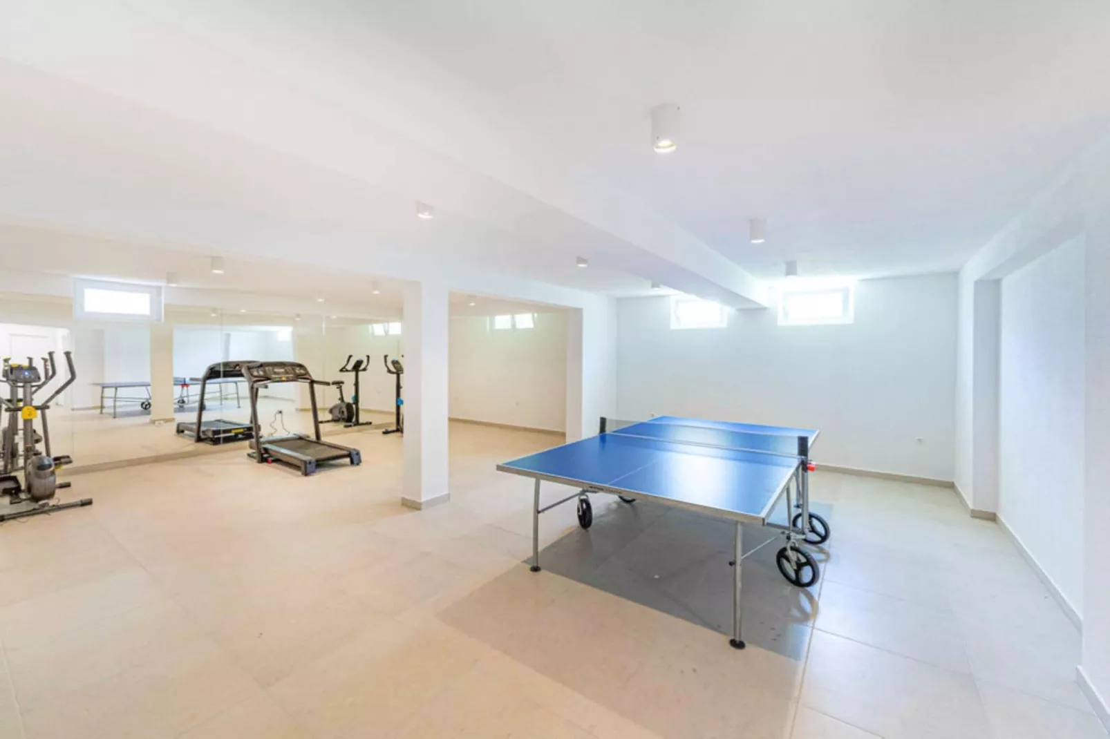 Expansive Retreat with Private Pool & BBQ, Near the Beach - Six Bedroom Villa - Fitnessraum