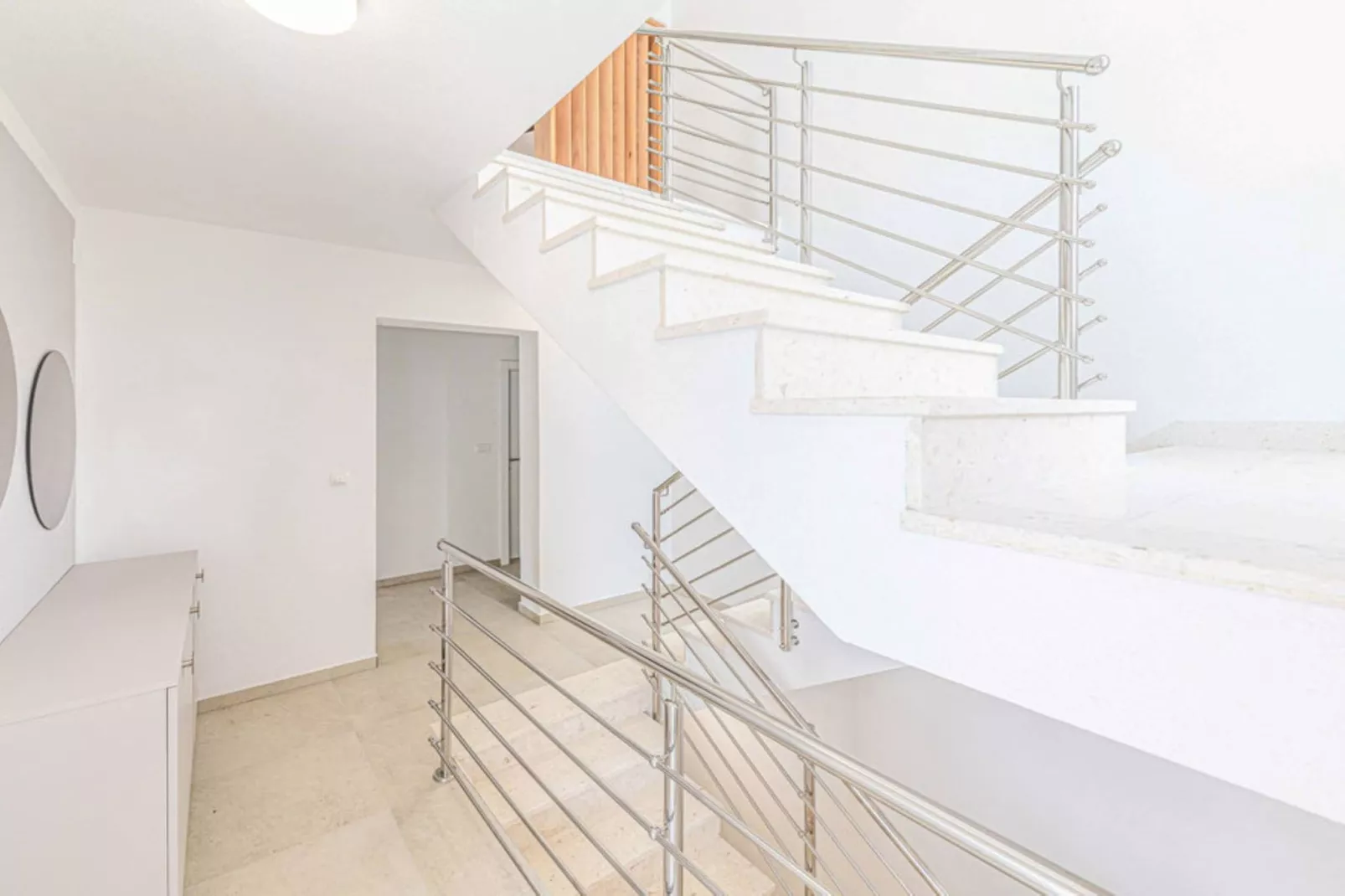Expansive Retreat with Private Pool & BBQ, Near the Beach - Six Bedroom Villa - Treppe
