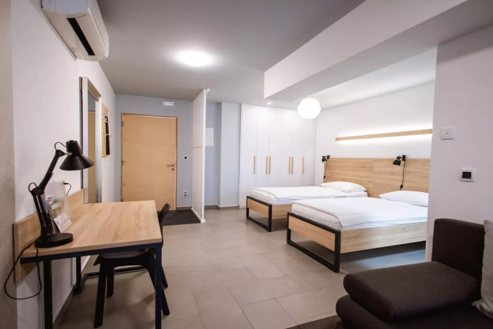 Stylish Apartments with Osijek Near Top Attractions - Standard Studio Apartment  - Maks 3 - Chambre