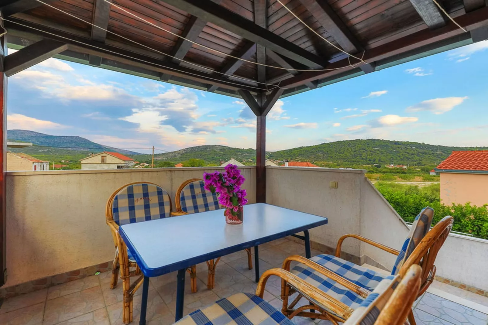 Relaxing Holiday Home with Pool, Fitness Area, and Entertainment Facilities - Six Bedroom Holiday Home - Terrasse