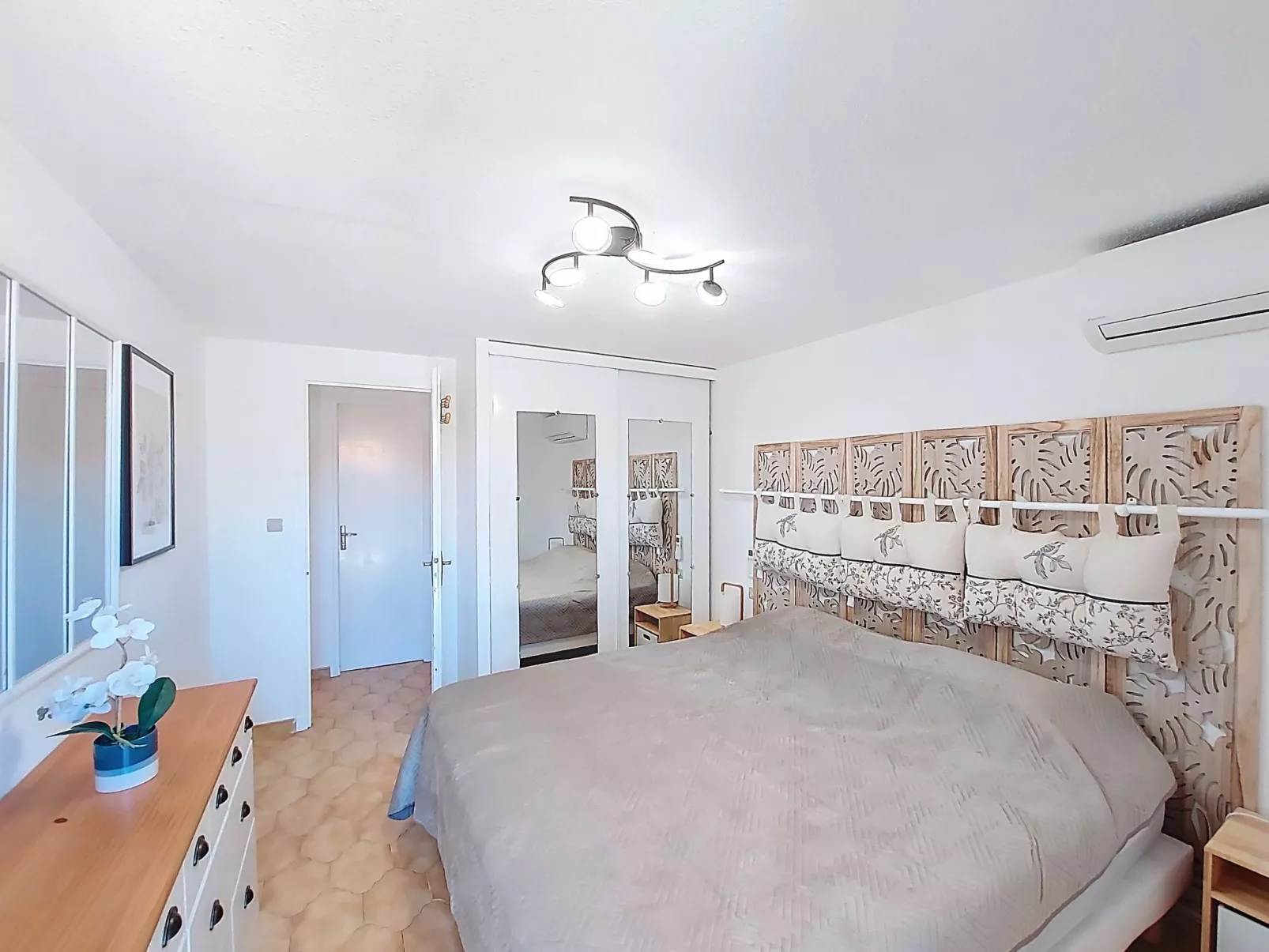 Le Mas des Oliviers - Inside