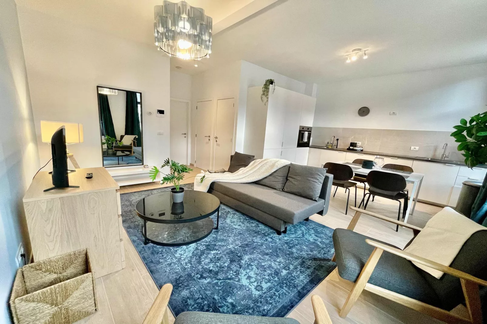 Luxury Dlx 1BR Near Fashion District by OneLuxStay