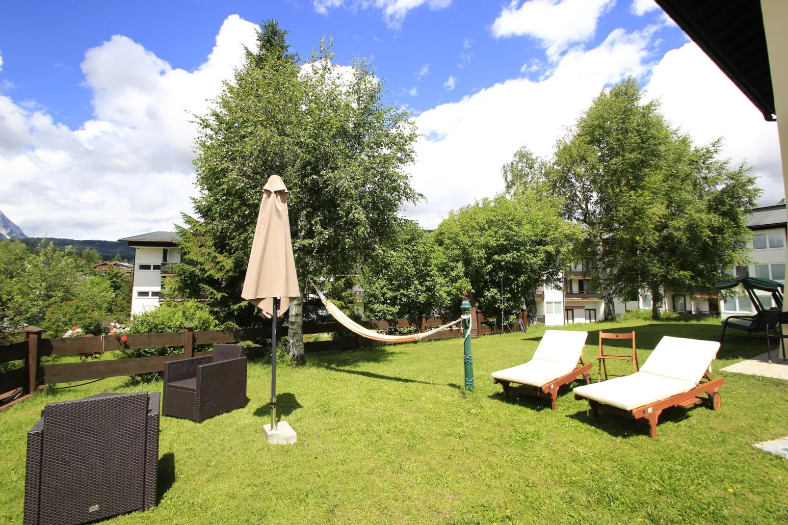 Menardi C - Gardens in summer