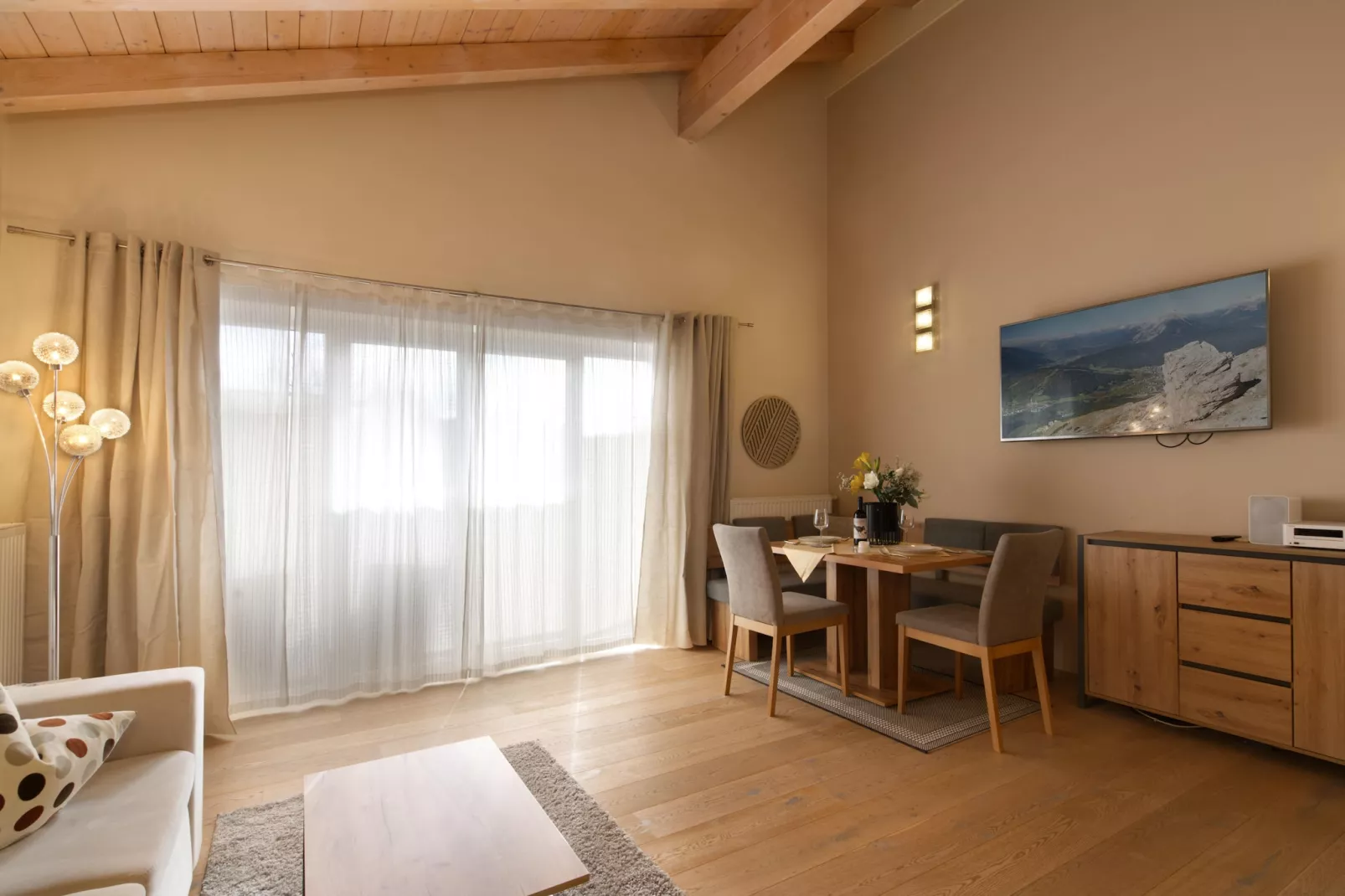 Menardi C - Living room