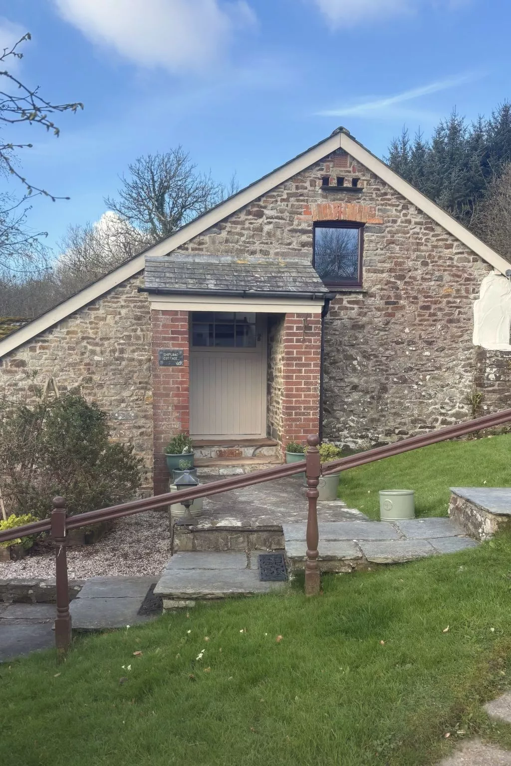 Shipload Cottage - Outside