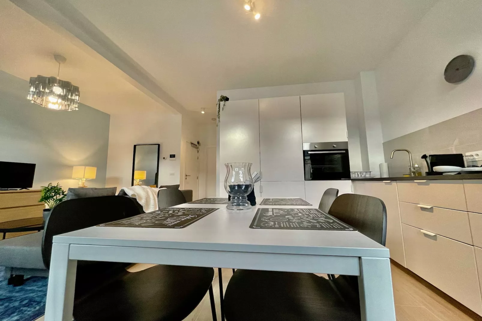 Luxury Dlx 1BR Near Fashion District by OneLuxStay - Salle à manger