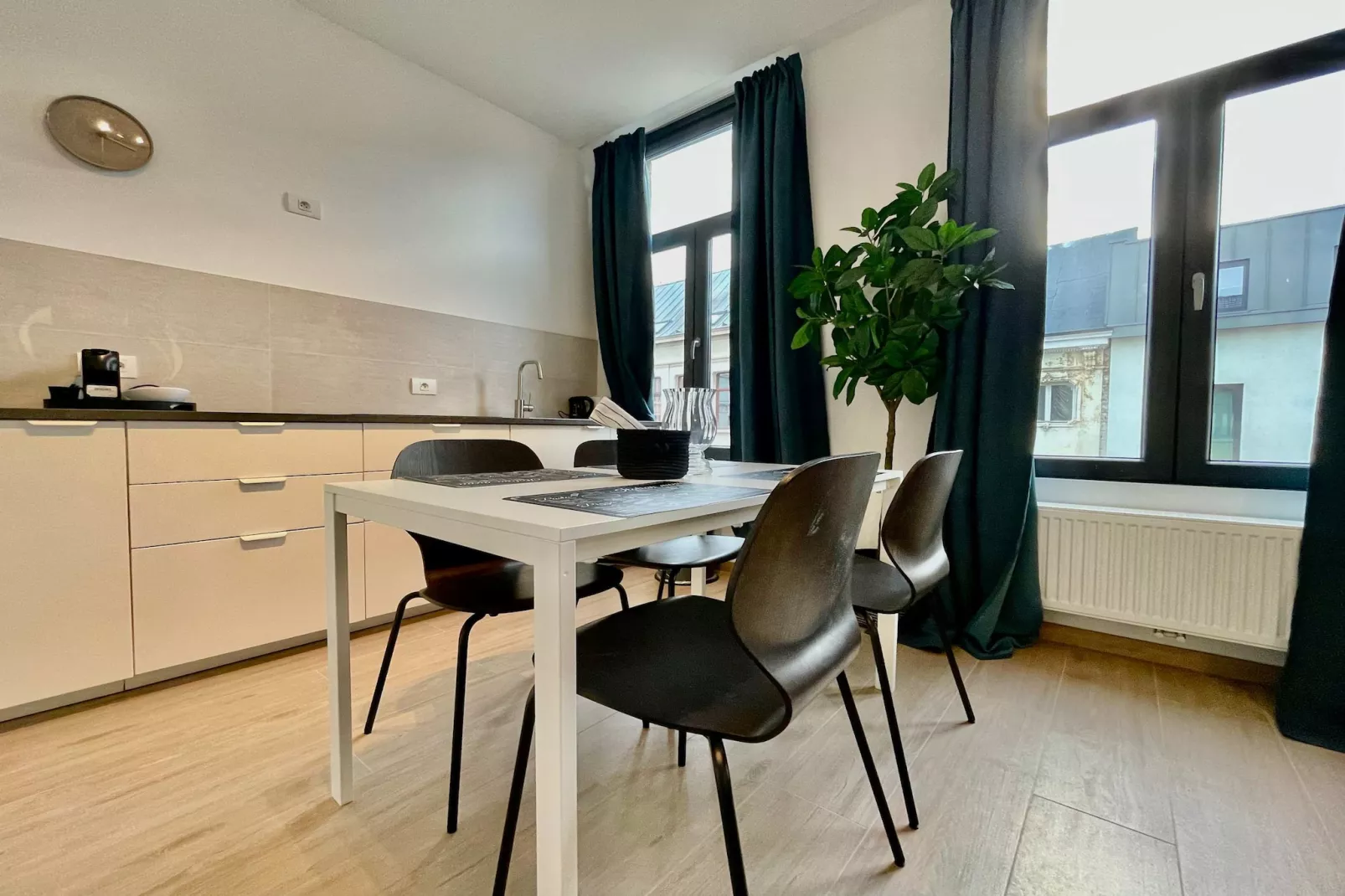 Luxury Dlx 1BR Near Fashion District by OneLuxStay - Salle à manger