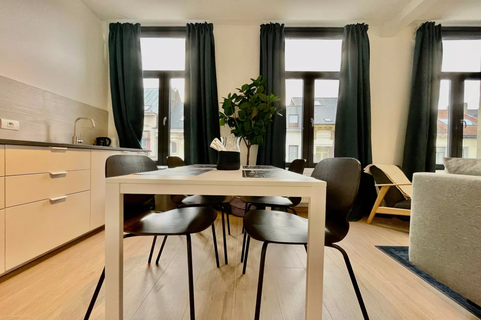 Luxury Dlx 1BR Near Fashion District by OneLuxStay - Salle à manger