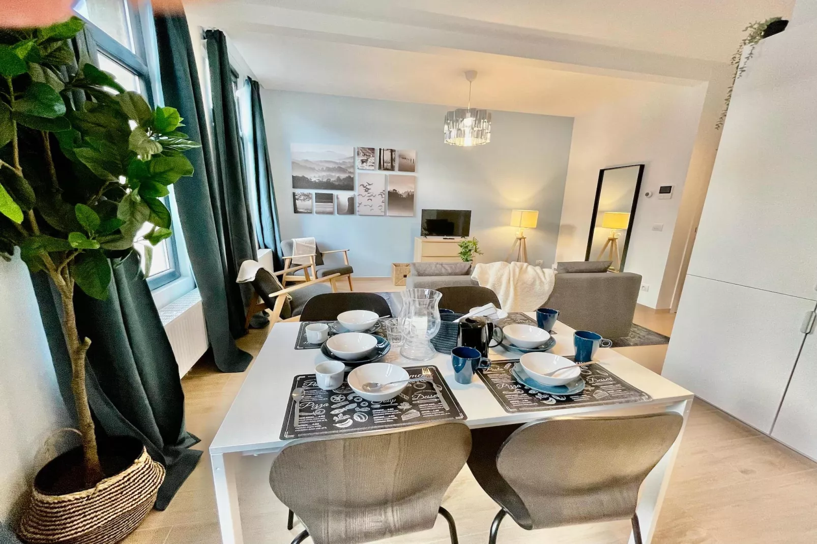 Luxury Dlx 1BR Near Fashion District by OneLuxStay - Salle à manger