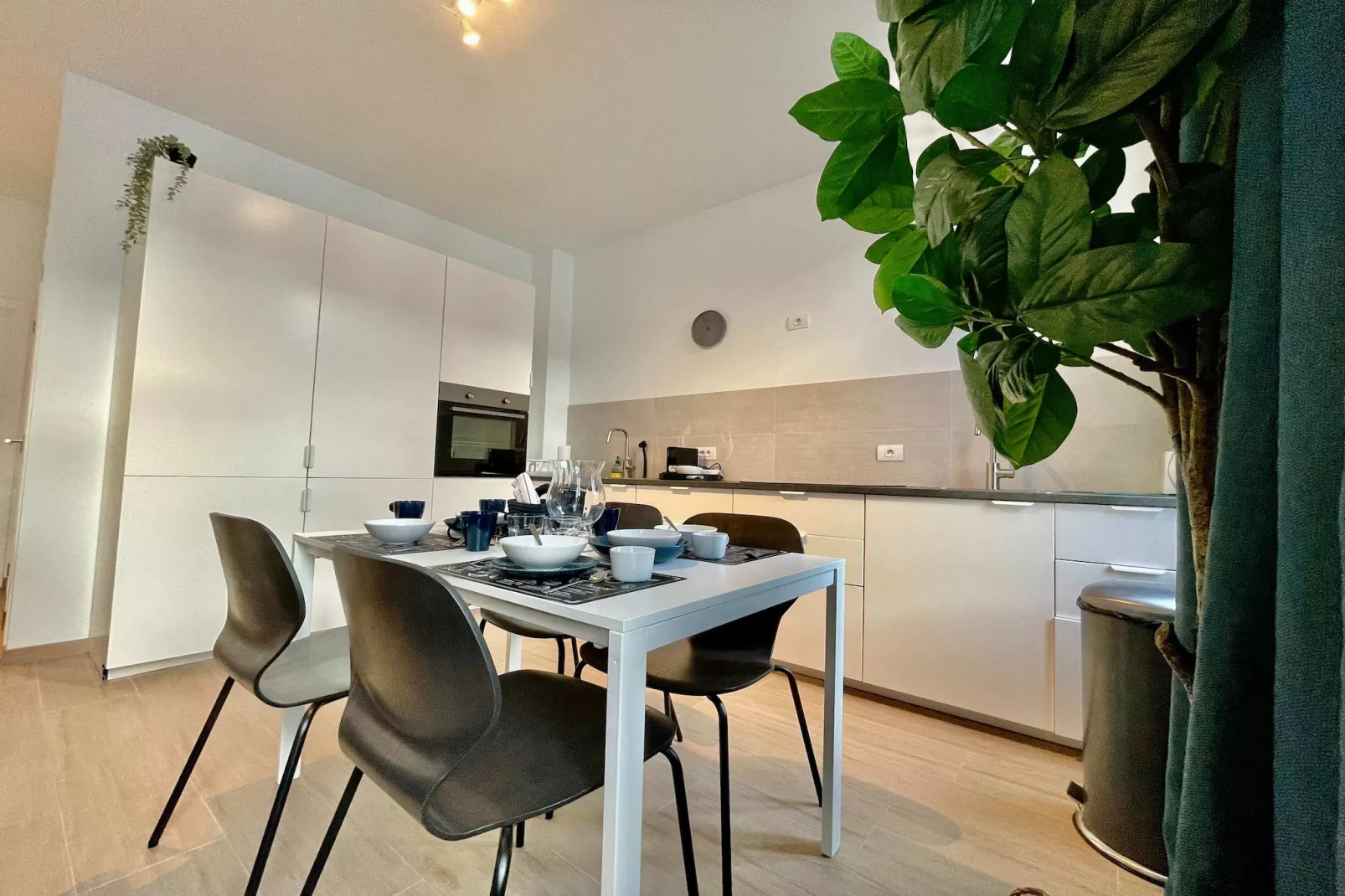 Luxury Dlx 1BR Near Fashion District by OneLuxStay - Salle à manger