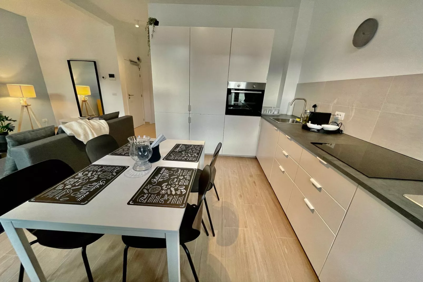 Luxury Dlx 1BR Near Fashion District by OneLuxStay - Cuisine