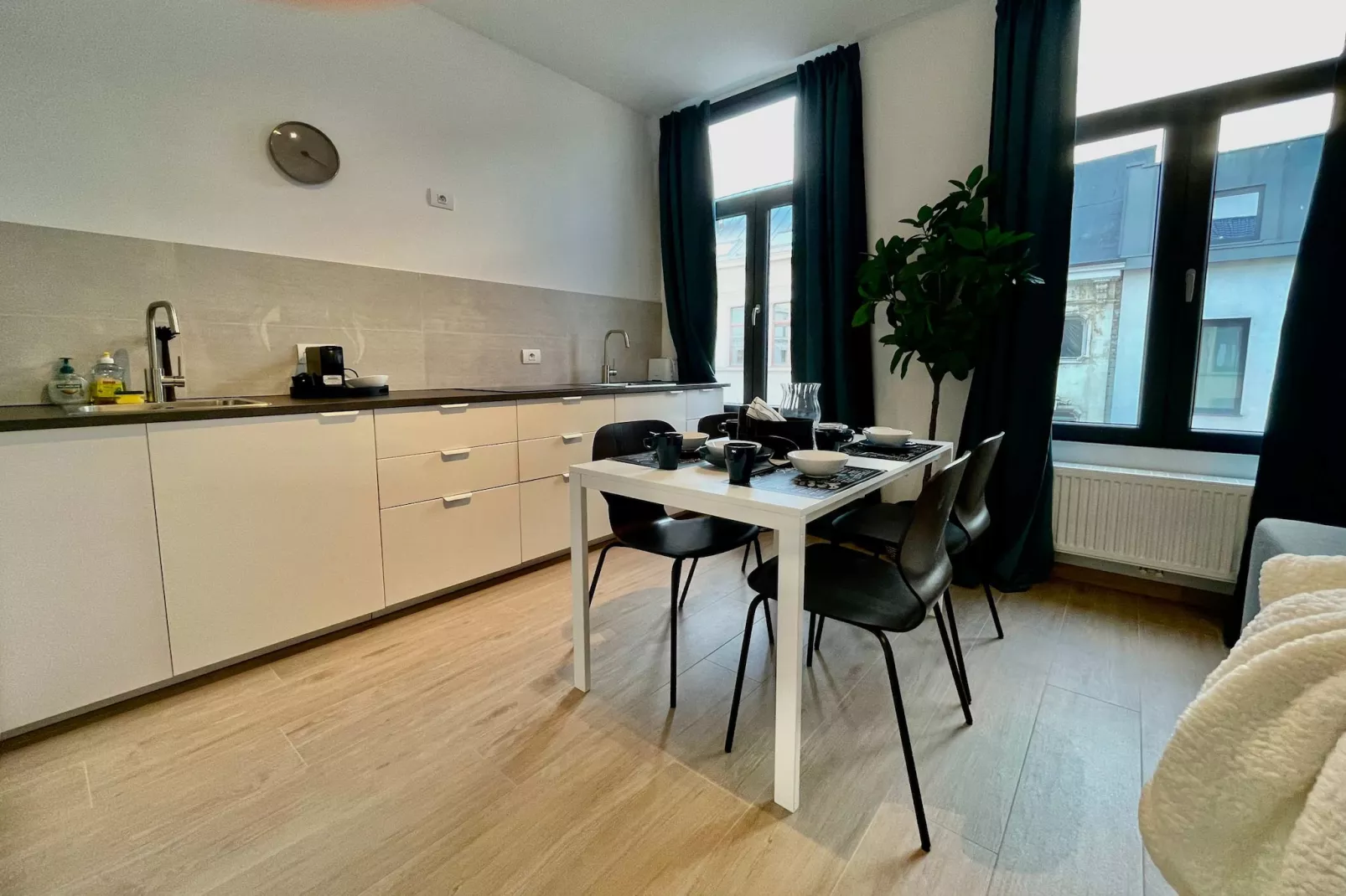 Luxury Dlx 1BR Near Fashion District by OneLuxStay - Cuisine