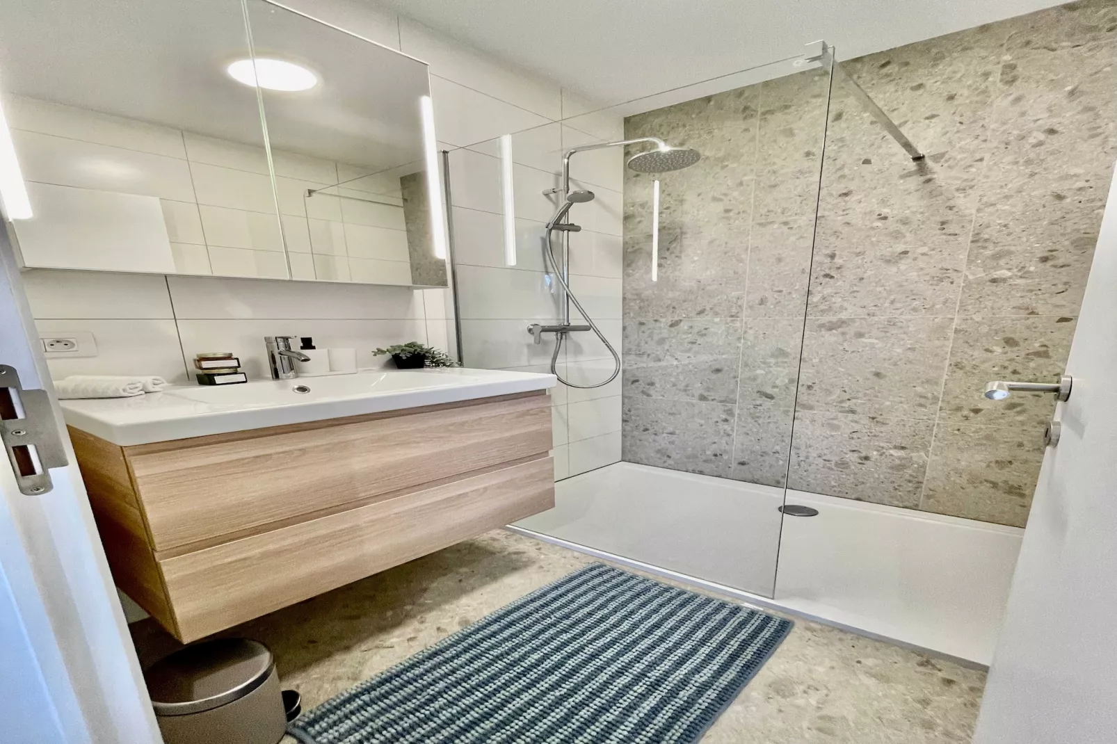 Luxury Dlx 1BR Near Fashion District by OneLuxStay - Salle de bain