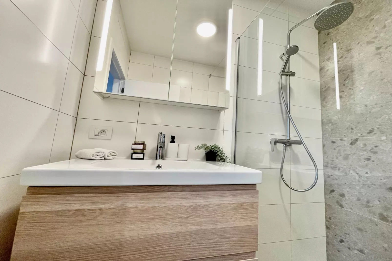 Luxury Dlx 1BR Near Fashion District by OneLuxStay - Salle de bain