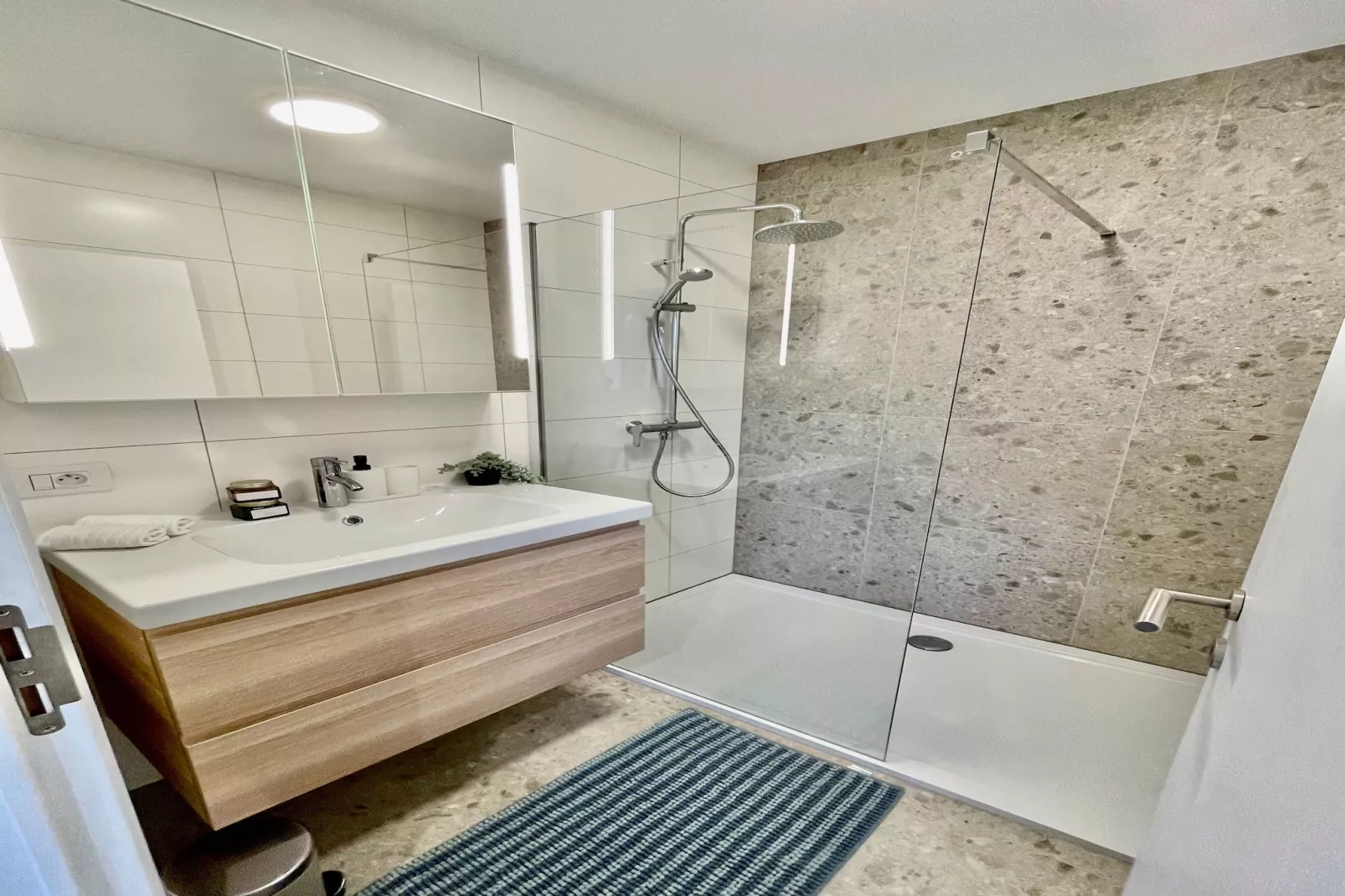 Luxury Dlx 1BR Near Fashion District by OneLuxStay - Salle de bain