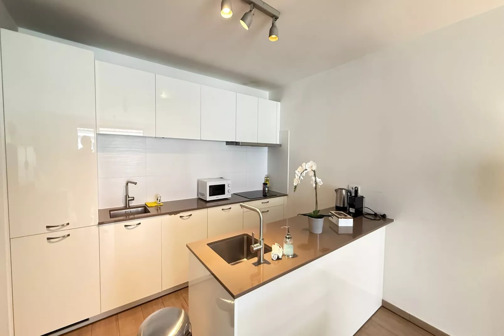 Spacious 3BR 25 BA Near Diamond District by OneLuxStay