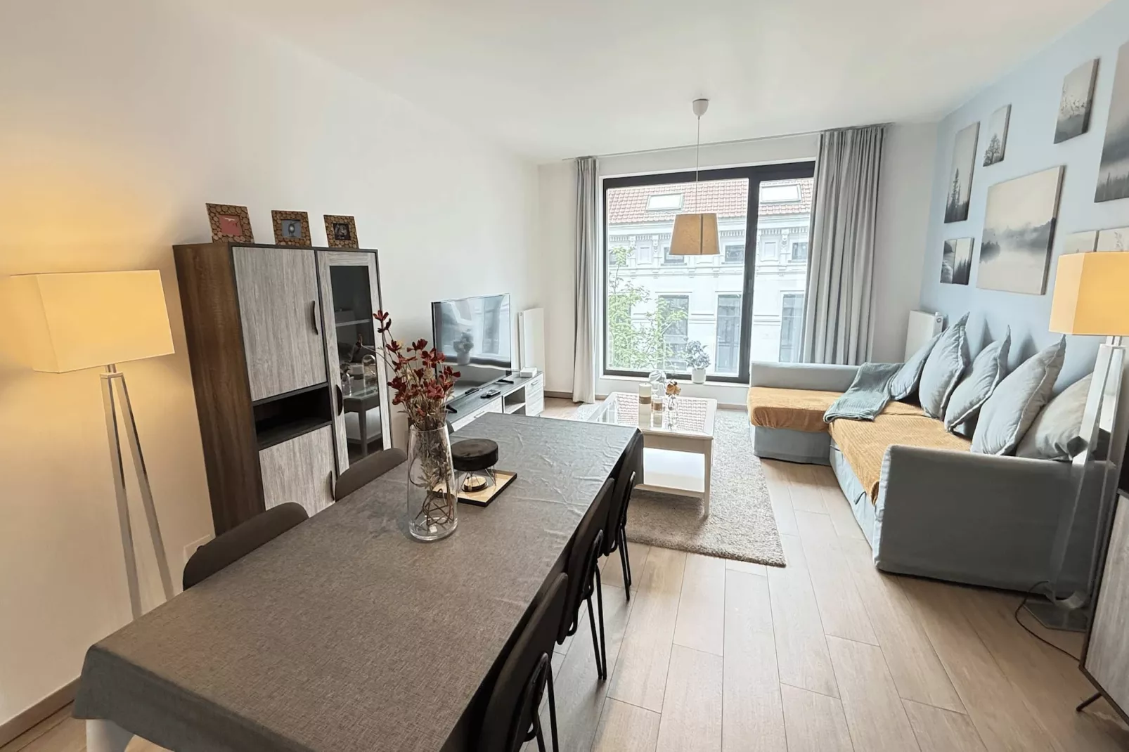 Spacious 3BR 25 BA Near Diamond District by OneLuxStay - Salon