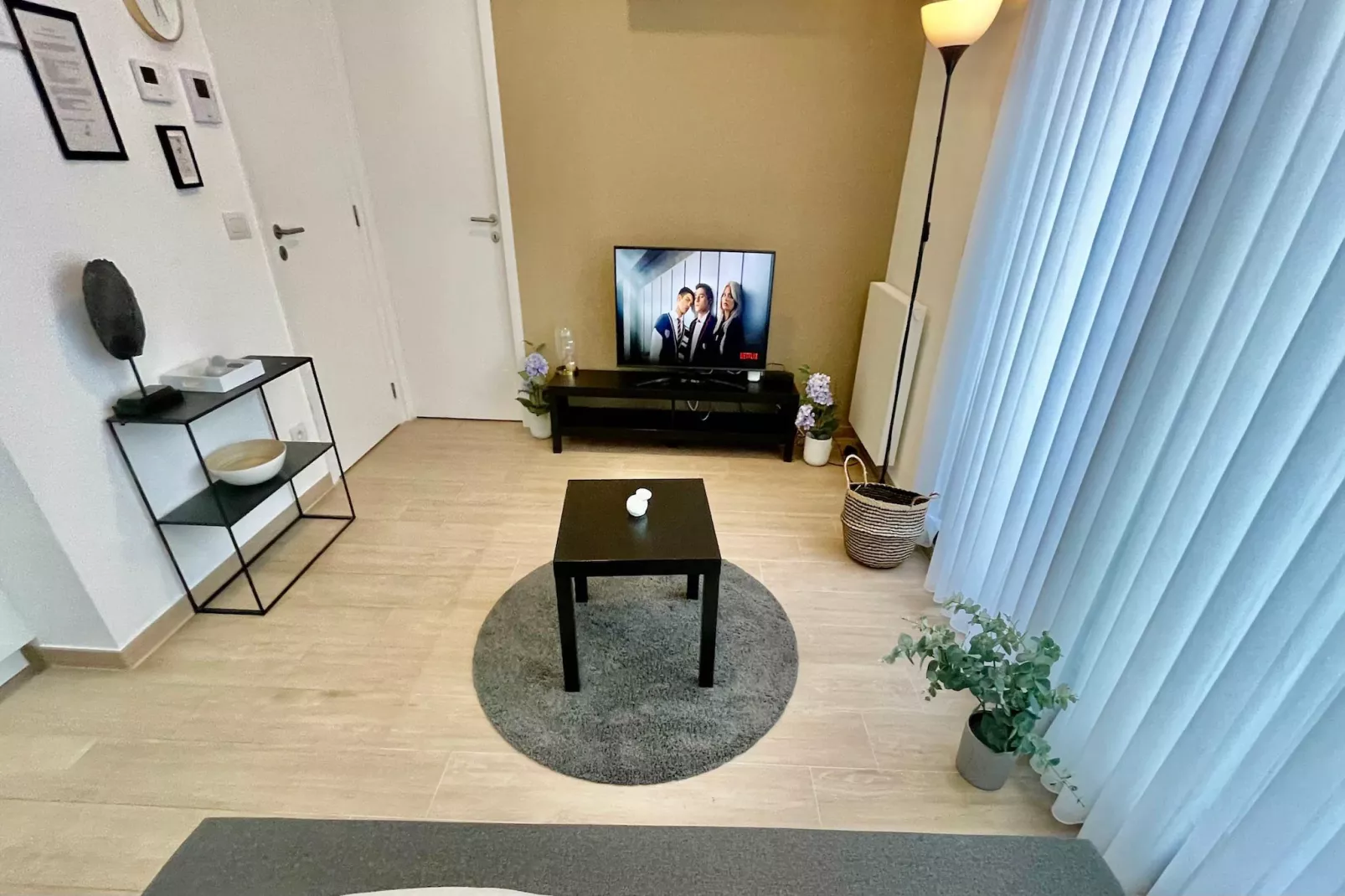 Modern 1BR Near Diamond District by OneLuxStay - Salon