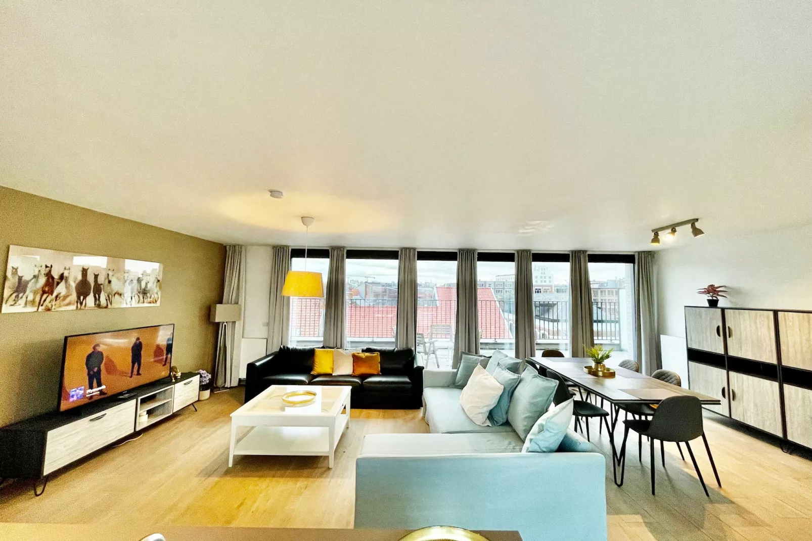 Modern 2BR Penthouse Near Diamond District by OneLuxStay - Salon