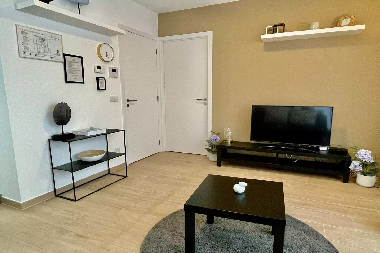 Modern 1BR Near Diamond District by OneLuxStay - Salon