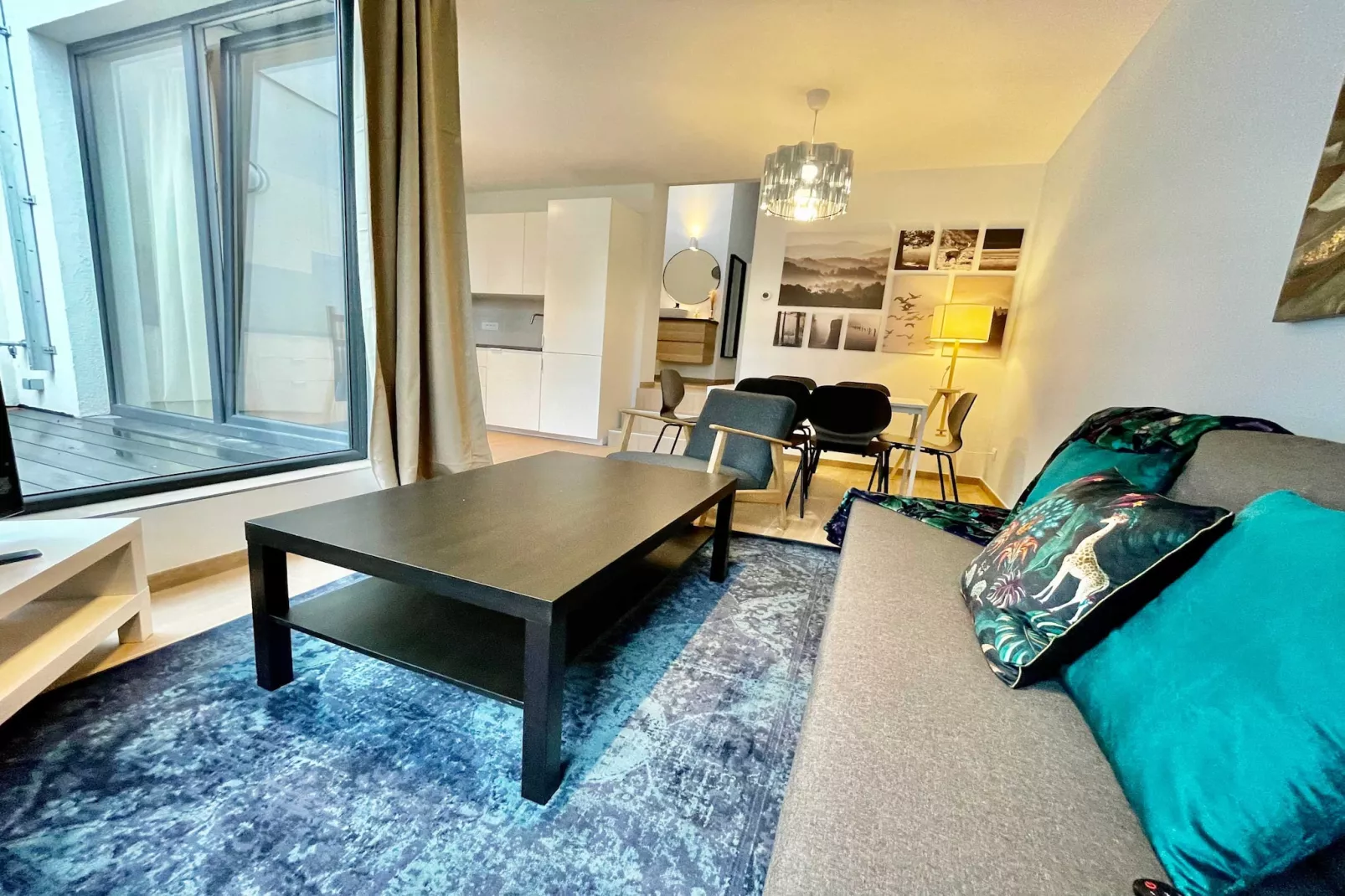 Luxury 2BR 1BA Near Fashion District by OneLuxStay - Salon