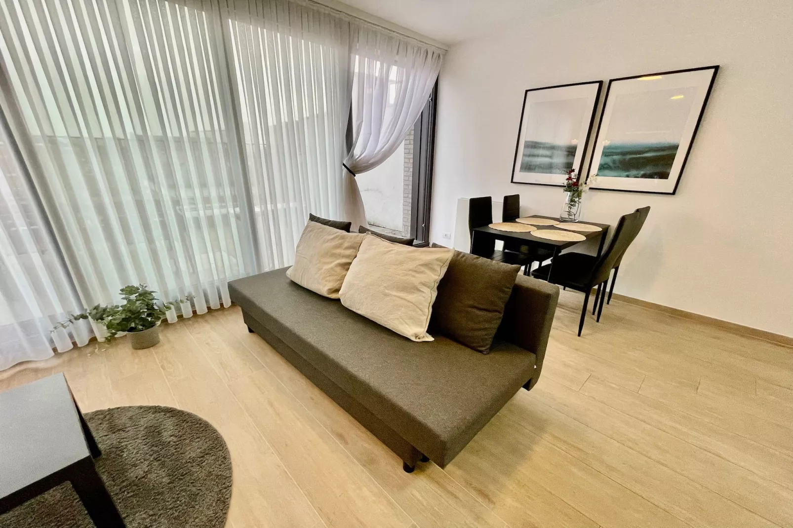 Modern 1BR Near Diamond District by OneLuxStay - Salon